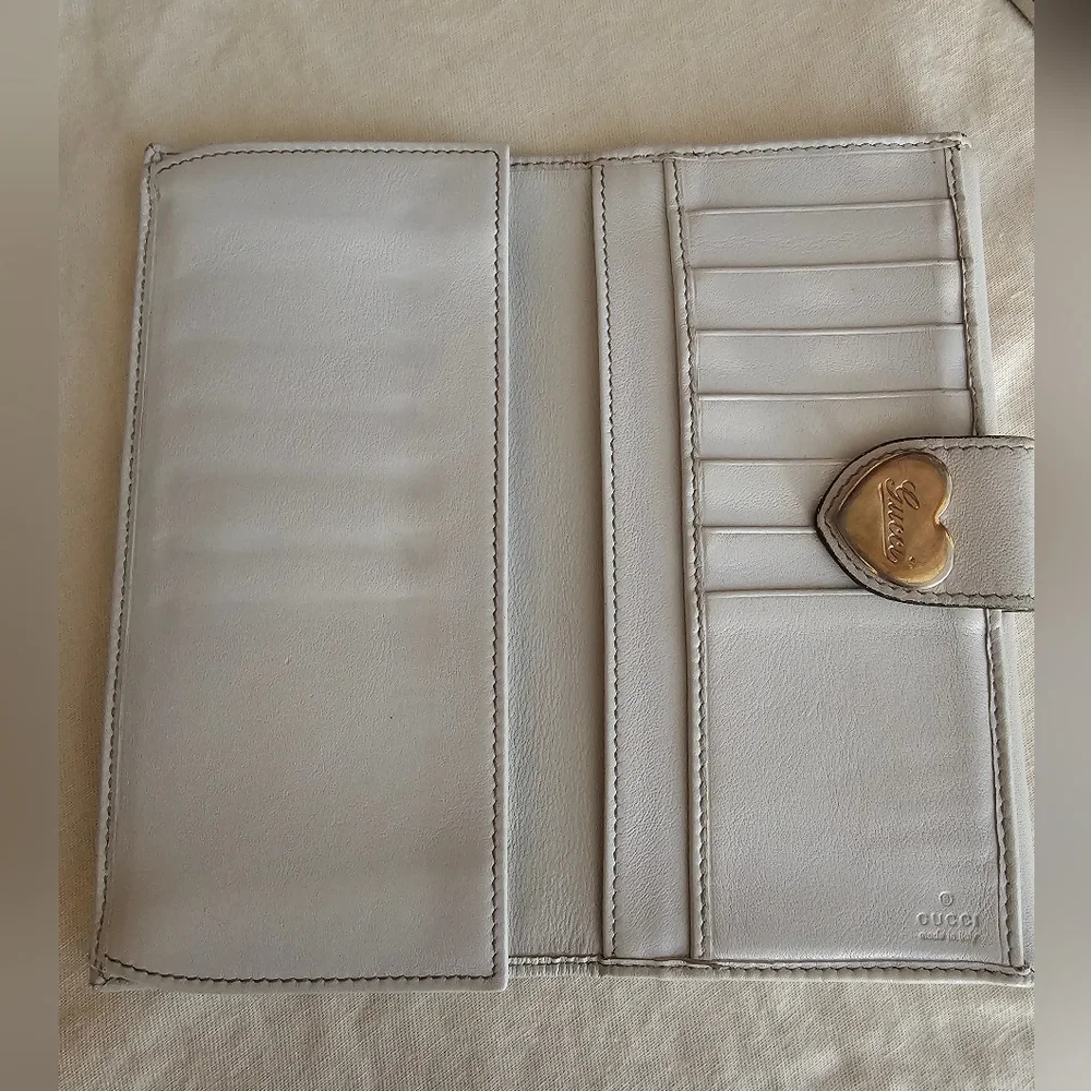 Vintage Gucci Wallet with Heart Detail - Picture 11 of 15